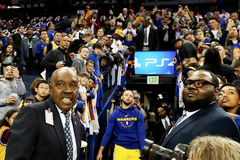 Golden State Warriors chơi lớn, quyên góp hẳn 1 triệu đô cho người lao động tại Chase Center