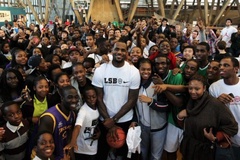 LeBron James giữ trường học mở cửa mùa dịch COVID-19 để giúp đỡ trẻ em