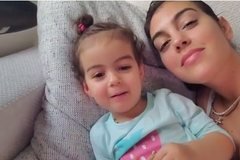 Bạn gái Ronaldo khiến người hâm mộ xúc động với video cùng con gái