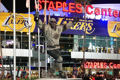 Staples Center, sân nhà của Lakers và Clippers bị coi là "ổ dịch" COVID-19