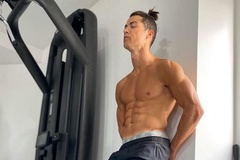 Ronaldo lại khoe cơ bắp sau khi bị chỉ trích trong quá trình cách ly