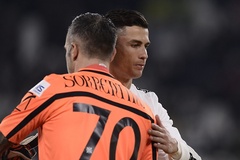 Ronaldo tức giận không đổi áo sau khi sút hỏng phạt đền