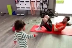 Messi hướng dẫn con trai út tập thể dục khiến cư dân mạng “thả tim”