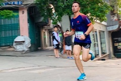 Chàng trai hoàn thành marathon với 1050 vòng quanh sân mừng sinh nhật tuổi 30