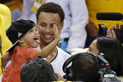 Không thể tập bóng, Steph Curry trở thành thầy giáo cho con gái