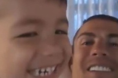 Ronaldo dạy con trai phát âm cách ăn mừng nổi tiếng của mình
