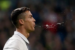 Ronaldo, Messi có thể bị phạt nặng nếu giữ thói quen “phun mưa”