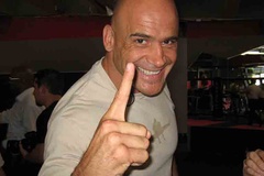 Cựu vô địch UFC kể chuyện hạ gục 3 "Đặc nhiệm Hải Quân Mỹ" tại Nhật