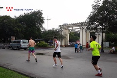 Công viên ở Hà Nội mở cửa sau dịch COVID-19, người tập thể dục tấp nập vào ra