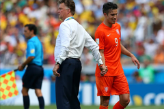 Van Persie bị ăn tát khi từ chối rời sân ở World Cup 2014