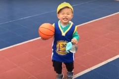 Bé 2 tuổi ném bóng rổ như Steph Curry làm Tik Tok điên đảo