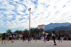 "Bao chill" với sân bóng rổ view núi rừng Tây Bắc ở Tằng Loỏng