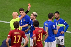 Italia chấm dứt chuỗi bất bại dài nhất thế giới khi chơi 10 người