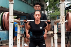 Lê Tú Chinh gánh tạ “khủng” luyện giò, nhồi thể lực hướng đến SEA Games 31
