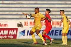 Thẻ đỏ và trọng tài đưa trận đấu Nam Định vs B.Bình Dương trôi về an toàn