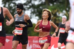 Kỳ tích của runner 70 tuổi chinh phục đường chạy Chicago Marathon
