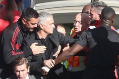 Bị trợ lý HLV Sarri khiêu khích, Mourinho nổi đoá định tái hiện hình ảnh tay đấm Khabib lao vào đội McGregor 