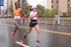 Trung Quốc tuýt còi thiếu chuyên nghiệp khiến VĐV chủ nhà mất chức vô địch giải chạy marathon 