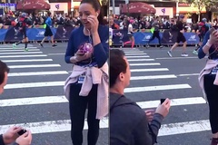 Gã trai trèo rào cầu hôn giữa đường ở New York City Marathon bị cộng đồng chạy bộ "ném đá" tơi tả