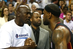 LeBron James và lần đầu tiên diện kiến Vua bóng rổ Michael Jordan