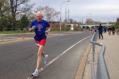 KLTG chạy marathon dưới 3h của cụ 70 tuổi Gene Dykes không được công nhận vì lý do không phải ai cũng biết