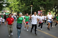 ‘Hot boy’ Lê Thanh Tùng rước đuốc dẫn đầu hàng nghìn người chạy vì trẻ em Hà Nội