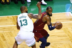 Khoá chặt được LeBron, Morris giúp Celtics thắng đậm Cavaliers 25 điểm