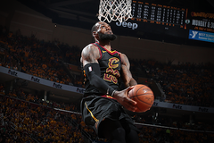 Màn trình diễn Slam Dunk Contest của LeBron như một gáo nước lạnh vào mặt Celtics tại game 3