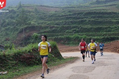 Cảm phục cô gái cụt tay chạy 21km top 5 Hà Giang Marathon