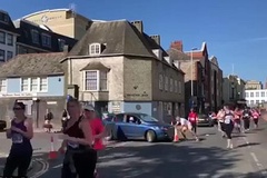 "Xe điên" ngang nhiên đi vào đường chạy giải Half Marathon gây phẫn nộ ở Anh