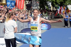 Gạt nỗi buồn Boston Marathon, Galen Rupp vô địch ở Prague với kỷ lục mới