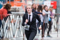 Kinh ngạc cô gái 24 tuổi lập KLTG mặc suit công sở chạy half marathon