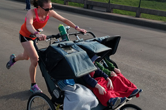 "Super mom" 8X lập KLTG chạy half marathon đẩy xe nôi 3 người 