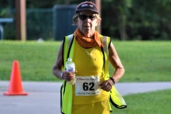 Kinh ngạc: cụ bà 81 tuổi chạy ultra marathon 168km