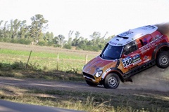 Dakar Rally mở màn bằng tai nạn thảm khốc