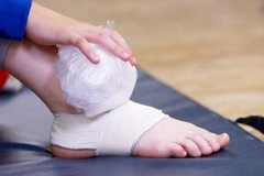 Kinh nghiệm chữa lật cổ chân khi đá phủi