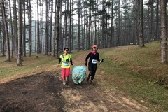 Bất ngờ 2 cô gái vừa chạy vừa nhặt rác ở Đà Lạt Ultra Trail 2018