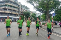Chạy marathon sáng sớm cuối tuần trên phố đi bộ Hà Nội
