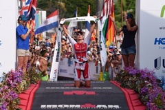 Daniela Ryf VĐTG Ironman 3 năm liền, Patrick Lange lập kỷ lục