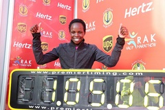Hơn 3 giây KLTG half marathon, Peres Jepchirchir kiếm 100.000 USD