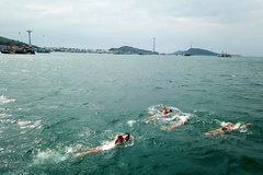 Kình ngư Para Games người Việt bơi 20km vượt biển gây quĩ trẻ em nghèo