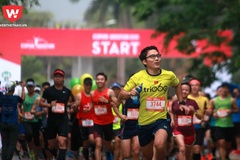 Hàng ngàn runner bất chấp mưa gió tranh tài tại Ecopark Marathon