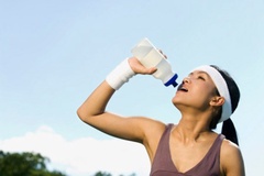 Uống nước thế nào cho đúng khi tập thể thao