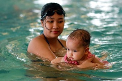 Bơi lội cho trẻ em sơ sinh dưới 24 tháng tuổi