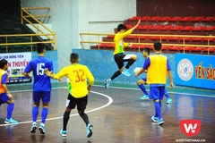 U20 Việt Nam chơi… bóng ném trong nhà