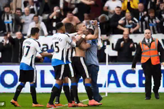 Giúp Newcastle gỡ hòa, Mitrovic bị CĐV “chém” ngay trên sân