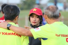 Nữ dẫn đoàn Thái Lan xinh xắn đi mua pizza cho U23 Việt Nam