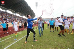 Nam Định trở lại V.League sau 7 năm: Sau niềm vui là nỗi lo "cơm áo gạo tiền"