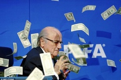 Chủ tịch FIFA bị ném tiền giả vào người