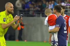 Messi chụp ảnh với con trai của thủ môn đối phương
